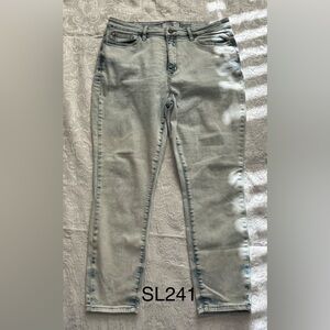 Judy Blue Light Wash Slim Fit Jeans